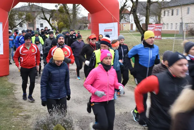 Läufer, Jogger, Walker, Spaziergänger, Rollstuhlfahrer, Mütter und Väter mit Kinderwägen  waren beim 2. Silvesterlauf in Mitterkirchen dabei.  | Foto: Zinterhof