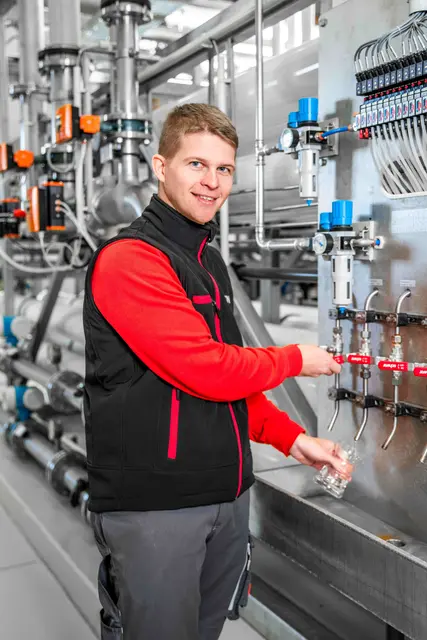 Kontroll- und Wartungsarbeiten in der EVN Naturfilteranlage Drösing durch EVN Wasser Experten Emil Flandorfer | Foto: EVN/Aigelsreither