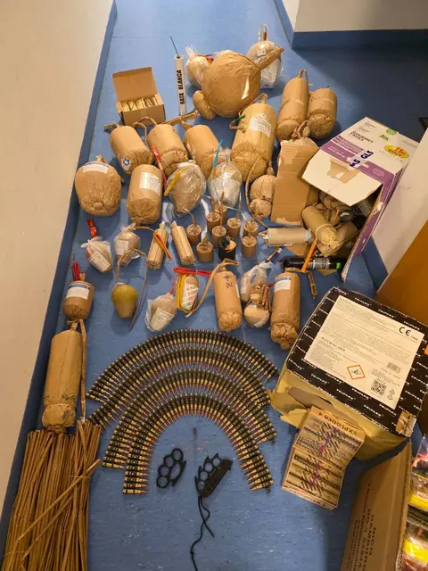 Ein Teil der sichergestellten Sprengkörper in einem Haus im Bezirk Tulln | Foto: BMI