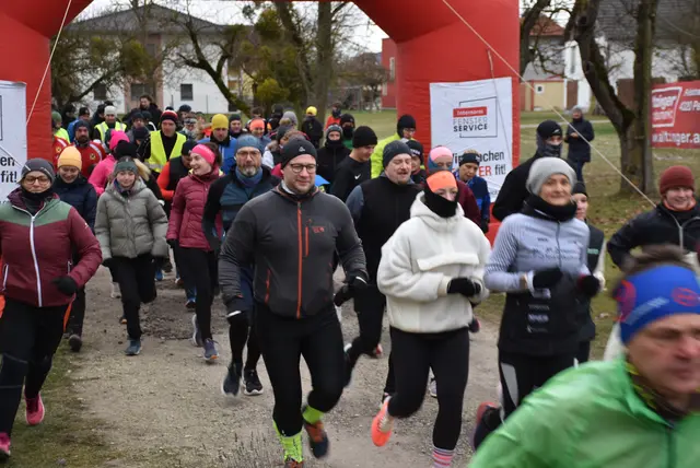 Läufer, Jogger, Walker, Spaziergänger, Rollstuhlfahrer, Mütter und Väter mit Kinderwägen  waren beim 2. Silvesterlauf in Mitterkirchen dabei.  | Foto: Zinterhof