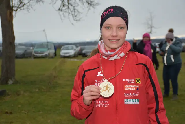 Mit dabei Berglauf Staatsmeisterin (U18) Carolina Luftensteiner aus Mitterkirchen vom ULC Grein. Läufer, Jogger, Walker, Spaziergänger, Rollstuhlfahrer, Mütter und Väter mit Kinderwägen  waren beim 2. Silvesterlauf in Mitterkirchen dabei.  | Foto: Zinterhof