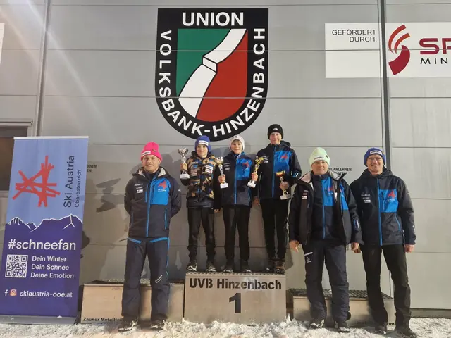 Nevio Paschinger (UVB Hinzenbach) in der Mitte auf dem Podest als Sieger flankiert von den beiden Höhnharter Konkurrenten Joachim Eizlmair und Max Erler gewann daheim auf der Anlage in Hinzenbach den Landescup in der Nordischen Kombination dank starker Sprungleistung.  | Foto: UVB Hinzenbach