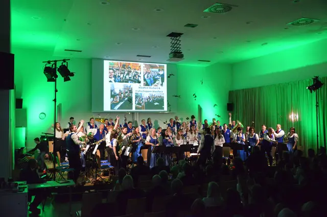 Als Zugabe präsentierte die Stadtkapelle das Stück "Vielen Dank für die Blumen" und bedankte sich damit musikalisch beim begeisterten Publikum | Foto: Marie Gartner