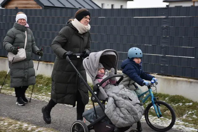 Läufer, Jogger, Walker, Spaziergänger, Rollstuhlfahrer, Mütter und Väter mit Kinderwägen  waren beim 2. Silvesterlauf in Mitterkirchen dabei.  | Foto: Zinterhof