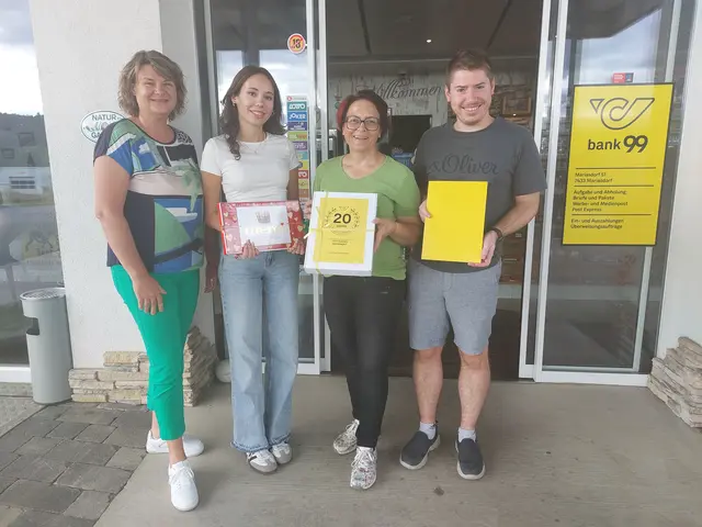 Übergabe der Urkunde Ramona Nather, Postpartner Betreuerin, Österreichische Post AG, Enna Binder, Postpartner-Mitarbeiterin, Tanja Stöckl, Betreiberin und Inhaberin der Tankstelle Stöckl, und Julian Schranz, ebenfalls Postpartner-Mitarbeiter (v.l.).
  | Foto: Österreichische Post