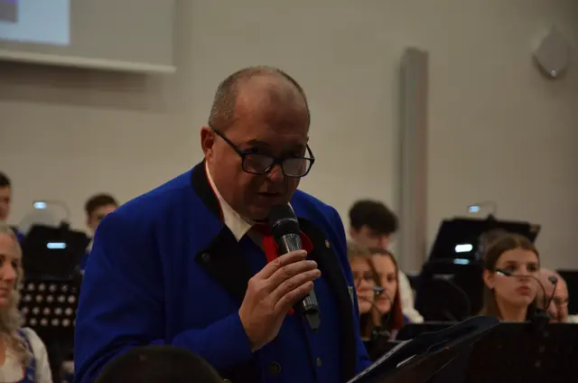 Mit viel Humor führte der Moderator, Franz Dampf, durch das Programm und sorgte immer wieder für heitere Momente. | Foto: Marie Gartner