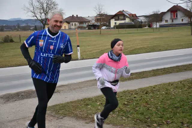 Läufer, Jogger, Walker, Spaziergänger, Rollstuhlfahrer, Mütter und Väter mit Kinderwägen  waren beim 2. Silvesterlauf in Mitterkirchen dabei.  | Foto: Zinterhof
