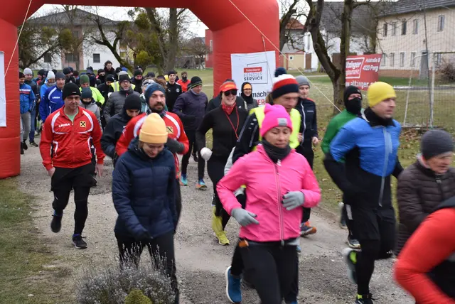 Läufer, Jogger, Walker, Spaziergänger, Rollstuhlfahrer, Mütter und Väter mit Kinderwägen  waren beim 2. Silvesterlauf in Mitterkirchen dabei.  | Foto: Zinterhof