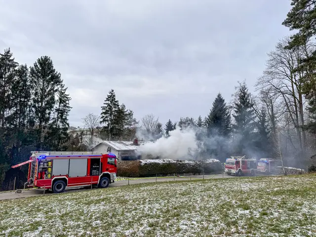 Eine Person konnte noch aus dem Haus befreit werden, verstarb jedoch noch an der Einsatzstelle. | Foto: TEAM FOTOKERSCHI / e-steyr.com
