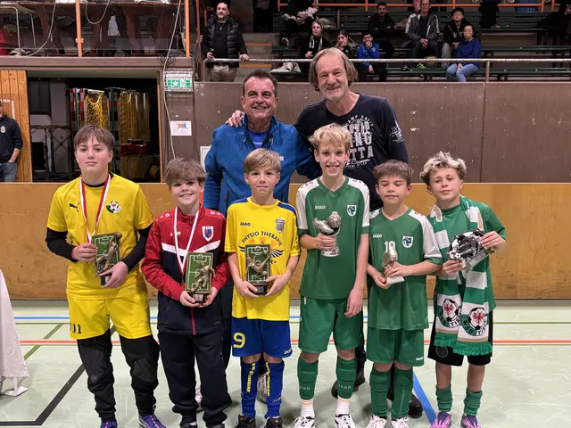 Dreamteam U11: Ella Hass Fiechtner (Torfrau WSG Tirol), Lukas Pramstaller vom ASV Dietenheim/Aufhofen als bester Verteidiger, Luiz Delazer vom SK Jenbach als bester Stürmer, Simon Weißbach und Felix Schröfele vom VfB Hohenems als Torschützenkönige sowie Luis Auer vom FC Wacker Innsbruck mit Herbert Lener und Dietmar Hernegger. | Foto: MeinBezirk