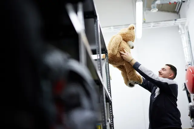 Da wird jemand beim Wiedersehen sehr glücklich sein: Verlorener Teddy wartet im Fundbüro. | Foto: ÖBB/Scheiblecker