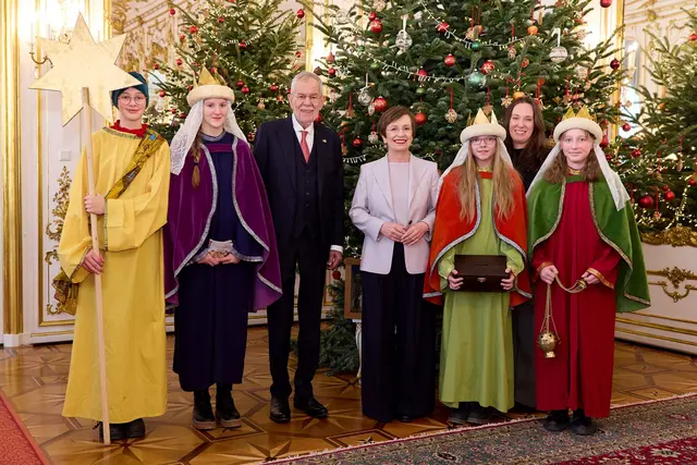 Sternsinger aus Kremsmünster im Spiegelsaal der Hofburg mit dem Bundespräsidenten: Johanna Agrill, Luise Langeder, Helene Weixlbaumer, Elisa Bergmair (v.li.). | Foto: Ludwig Schedl