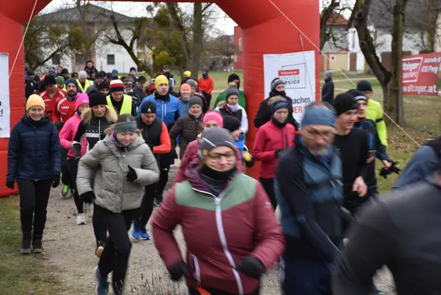 Läufer, Jogger, Walker, Spaziergänger, Rollstuhlfahrer, Mütter und Väter mit Kinderwägen  waren beim 2. Silvesterlauf in Mitterkirchen dabei.  | Foto: Zinterhof