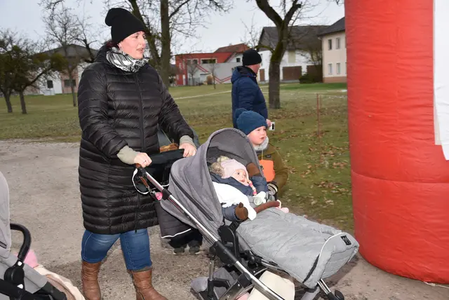 Läufer, Jogger, Walker, Spaziergänger, Rollstuhlfahrer, Mütter und Väter mit Kinderwägen  waren beim 2. Silvesterlauf in Mitterkirchen dabei.  | Foto: Zinterhof