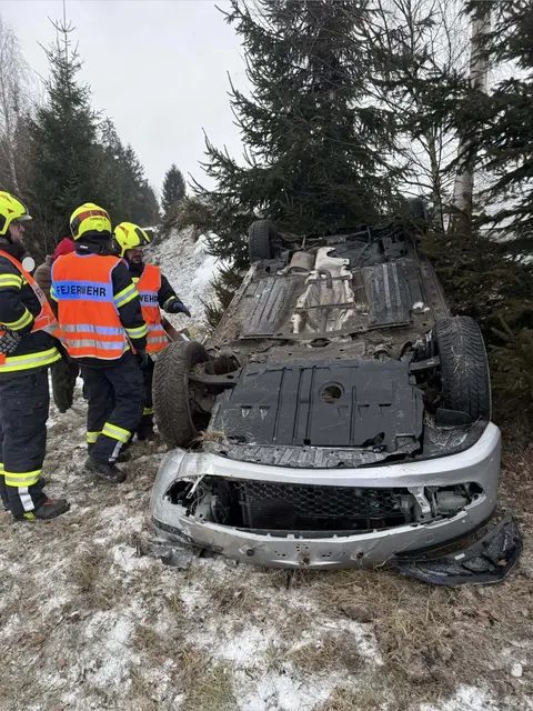 Das Auto landete nach einem Überschlag auf dem Dach. | Foto: TEAM FOTOKERSCHI / MARTIN SCHARINGER