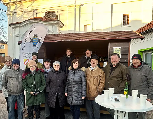 Maria Hienert, Herbert Christen und Margarete Schabl von der Mistelbacher Hauerzunft, Elias Borensky, Johann Diewald vom ÖKB-Stadtverband Mistelbach , Maria Lehner, Jan Borensky, Christine Kohzina, Manfred Herrmann, ÖKB-Bezirksobmann Johann Lehner und dessen Stellvertreter Ortsverbandsobmann Josef Kohzina, Erich Embacher. | Foto: ÖKB