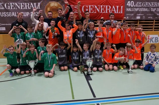 Tolle Leistungen beim U10-Turnier des 40. Generali Int. Nachwuchscup, die Siegerteams mit Ines-Rapposch-Hösch, Oliver Freudenschuß und Herbert Lener. | Foto: Union Ibk
