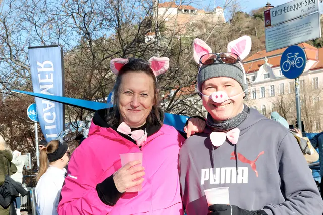 Schwein gehabt! Und viel Spaß beim Silvesterlauf. | Foto: Hans Oberländer/GEPA Pictures