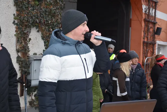 Läufer, Jogger, Walker, Spaziergänger, Rollstuhlfahrer, Mütter und Väter mit Kinderwägen  waren beim 2. Silvesterlauf in Mitterkirchen dabei.  | Foto: Zinterhof