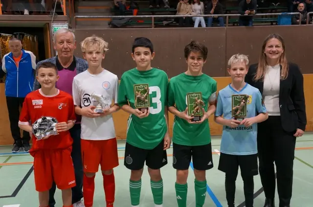 Das Dreamteam des U13-Bewerb gemeinsam mit Bettina Floßmann, Leitung Exklusiv Vertrieb Generali Tirol und Günther Mitterbauer, Ehrenpräsident Sportunion. Bester Verteidiger Emil Wagner, FC Wacker Innsbruck, bester Tormann Emanuel Netzer, SPG westl. Mittelgebirge, Torschützenkönig Edin Omercic, FC Patscherkofel, bester Stürmer Andrej Panicic, FC Wacker Innsbruck, bester Spieler Jonas Kaufmann VFV Auswahl. | Foto: UNION Ibk