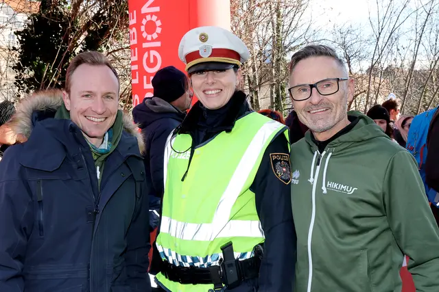 Unverzichtbare Unterstützung für Veranstalter Achim und Toni Wippel (r.): Die Damen und Herren der Grazer Polizei.  | Foto: Hans Oberländer/GEPA Pictures