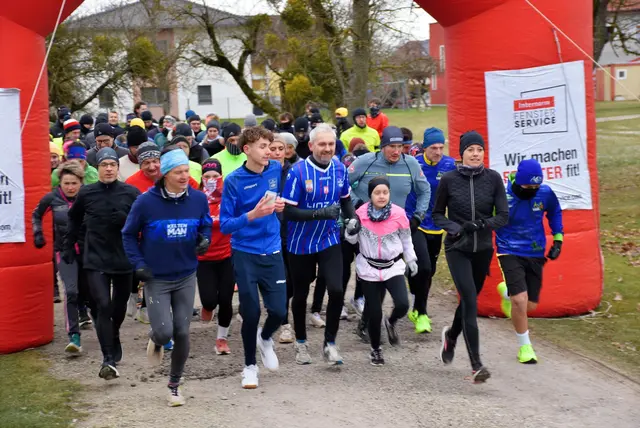Läufer, Jogger, Walker, Spaziergänger, Rollstuhlfahrer, Mütter und Väter mit Kinderwägen  waren beim 2. Silvesterlauf in Mitterkirchen dabei.  | Foto: Zinterhof