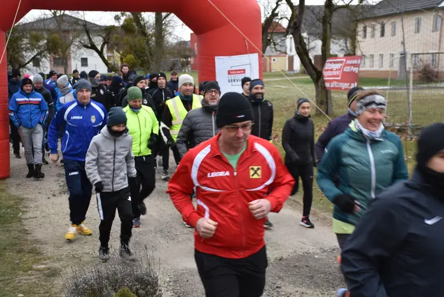 Läufer, Jogger, Walker, Spaziergänger, Rollstuhlfahrer, Mütter und Väter mit Kinderwägen  waren beim 2. Silvesterlauf in Mitterkirchen dabei.  | Foto: Zinterhof