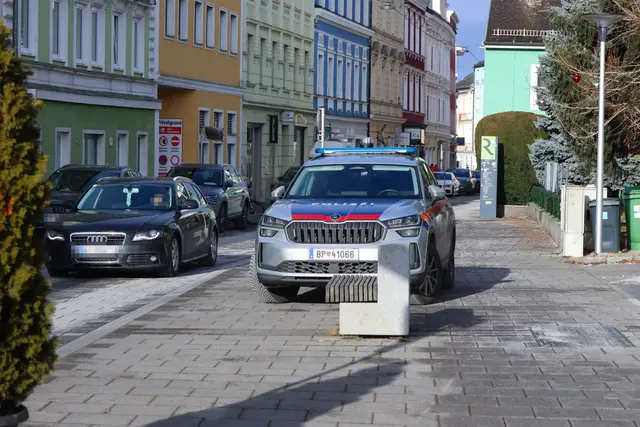Neben der Polizei war auch die Feuerwehr Ried vor Ort. | Foto: laumat/Matthias Lauber