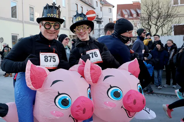 Rauchfangkehrer mit Kleeblatt am Hut, die auf Glücksschweinchen reiten – mehr geht nicht ... | Foto: Hans Oberländer/GEPA Pictures