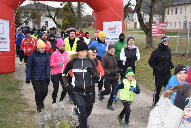 Läufer, Jogger, Walker, Spaziergänger, Rollstuhlfahrer, Mütter und Väter mit Kinderwägen  waren beim 2. Silvesterlauf in Mitterkirchen dabei.  | Foto: Zinterhof