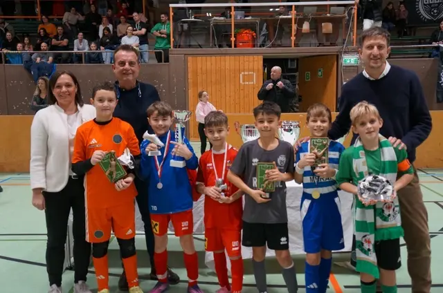 Ines Rapposch-Hödl, Präsidentin Sportunion Tirol und  Oliver Freudenschuß, Generali Regionaldiektor für Tirol &amp; Vlbg. zeichnen auch das Dreamteam des U10-Bewerbs aus. Bester Tormann war Kerim Dölek vom FC Wacker Innsbruck, bester Verteidiger Liam Baggio vom Team Buga, bester Stürmer Jakob Haller vom FC Obermais, Torschützenkönige sind Emanuel Bari und Timotheus Görgl von der SPG Innsbruck West. Als bester Spieler des Turniers wurde Samuel Stibernitz vom FC Wacker Innsbruck ausgezeichnet. | Foto: Union Ibk