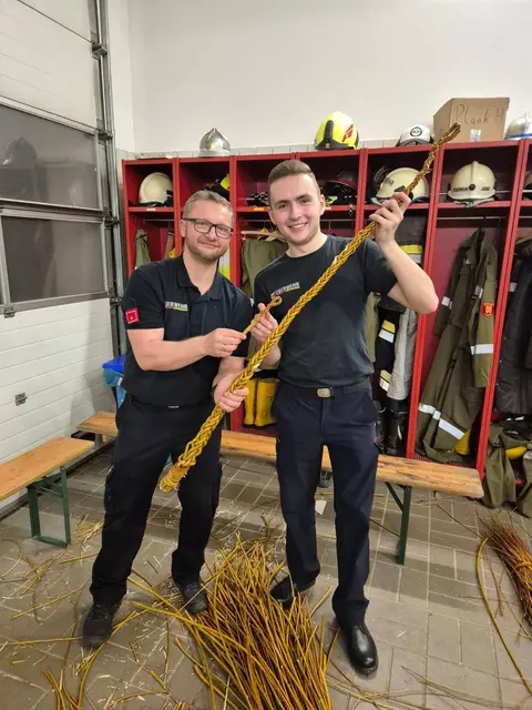 Karbatschflechten im Feuerwehrhaus Jabing | Foto: Feuerwehr Jabing