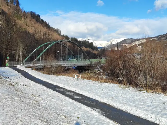 Mit dem Blick zur Schneealpe biegen wir links von der Mürzbrücke in die Au ein... | Foto: I.Wozonig 