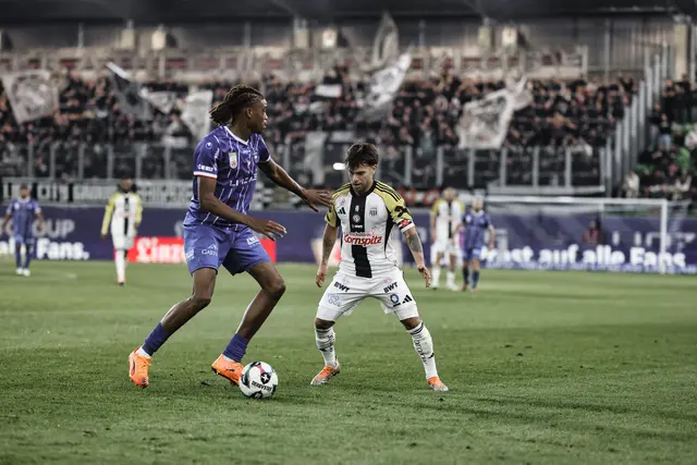 Sascha Horvath im Zweikampf im Derby gegen Elias Bakatukanda. | Foto: Reischl