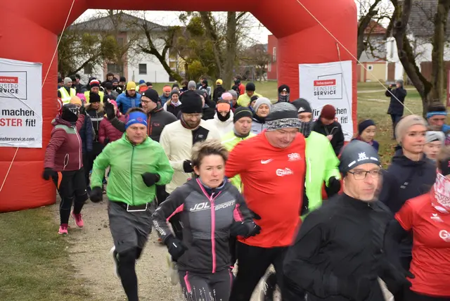 Läufer, Jogger, Walker, Spaziergänger, Rollstuhlfahrer, Mütter und Väter mit Kinderwägen  waren beim 2. Silvesterlauf in Mitterkirchen dabei.  | Foto: Zinterhof