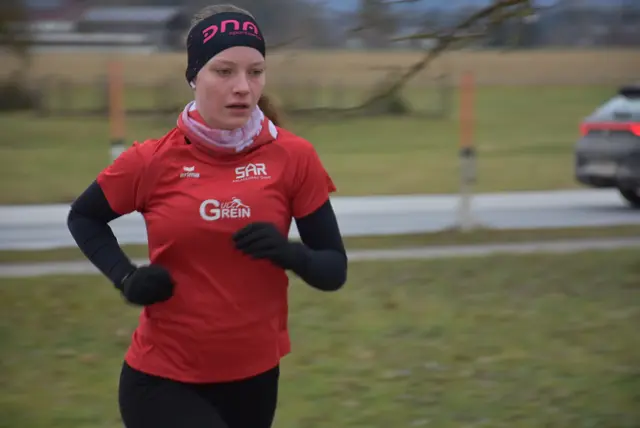 Mit dabei Berglauf Staatsmeisterin (U18) Carolina Luftensteiner aus Mitterkirchen vom ULC Grein.  Läufer, Jogger, Walker, Spaziergänger, Rollstuhlfahrer, Mütter und Väter mit Kinderwägen  waren beim 2. Silvesterlauf in Mitterkirchen dabei.  | Foto: Zinterhof