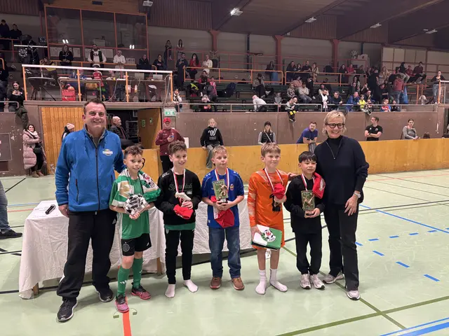 Das Dreamteam der U9-Mannschaften setzt sich aus dem besten Tormann, Joans Leitner, UTFV Thalgau, Nevio Mitter, SPG Innsbruck West als besten Verteidiger, Yannis Baggio, Team Buga als besten Stürmer, Raphael Hofer, SK Ebbs als Torschützenkönig und Victor Egger, FC Wacker Innsbruck, als besten Spieler des Turniers zusammen. LA Evelyn Achhorner und Herbert Lener übergeben den Nachwuchskickern ihre Auszeichnungen. | Foto: MeinBezirk