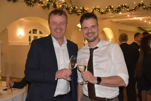 Gelungener Ball: Hausherr Ronald Gollatz stieß mit Veranstalter SV Hannersdorf-Obmann Thomas Brenner an. | Foto: Michael Strini