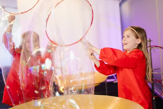 Um Seifenblasen, Besucherrekorde und viel Spaß ging es im Kindermuseum 2025. | Foto: FRida &amp; freD/Edi-Haberl