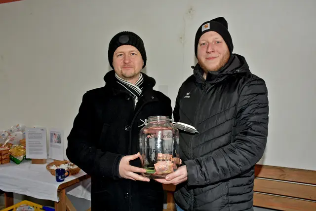  Läufer, Jogger, Walker und Spaziergänger waren beim 2. Silvesterlauf in Mitterkirchen dabei. Die Veranstalter  Roland Froschauer undUlrich Brodesser.    | Foto: Zinterhof