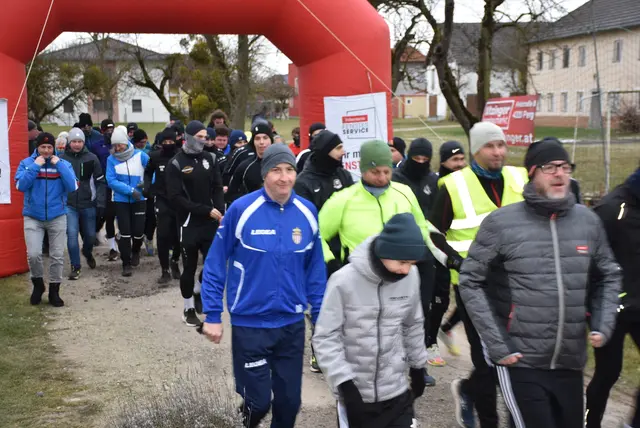 Läufer, Jogger, Walker, Spaziergänger, Rollstuhlfahrer, Mütter und Väter mit Kinderwägen  waren beim 2. Silvesterlauf in Mitterkirchen dabei.  | Foto: Zinterhof