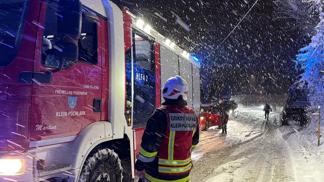 Die Feuerwehr Klein Pöchlarn rückte aus, um die Fahrzeuge zu bergen. | Foto: DOKU NÖ