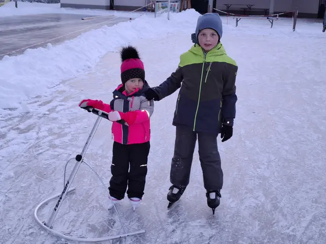 Eisarena Pabneukirchen. Geschwister aus Dorfstetten lernen das Eislaufen.  | Foto: Zinterhof