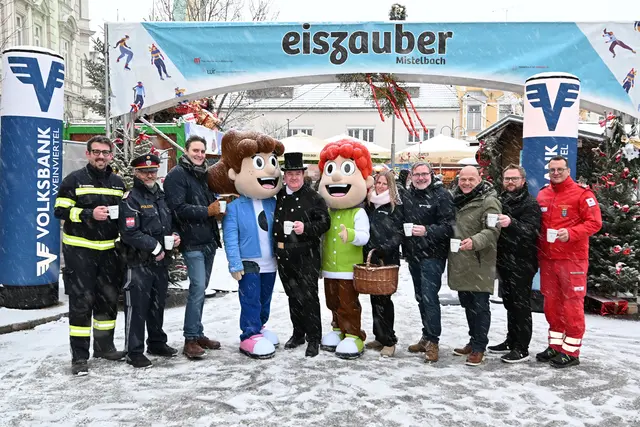 Kinder-Silvester mit Rotem Kreuz, Feuerwehr, Polizei, der Bolfraskaserne und Clown Poppo am Mistelbacher Eiszauber