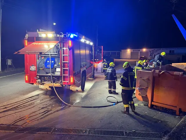 Am Silvesterabend löschte die Feuerwehr Mischendorf einen Containerbrand. | Foto: Feuerwehr Mischendorf
