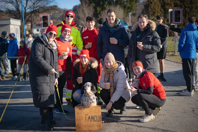 Das Rote Kreuz als Fanclub vom Silvesterlauf | Foto: Laura Alber