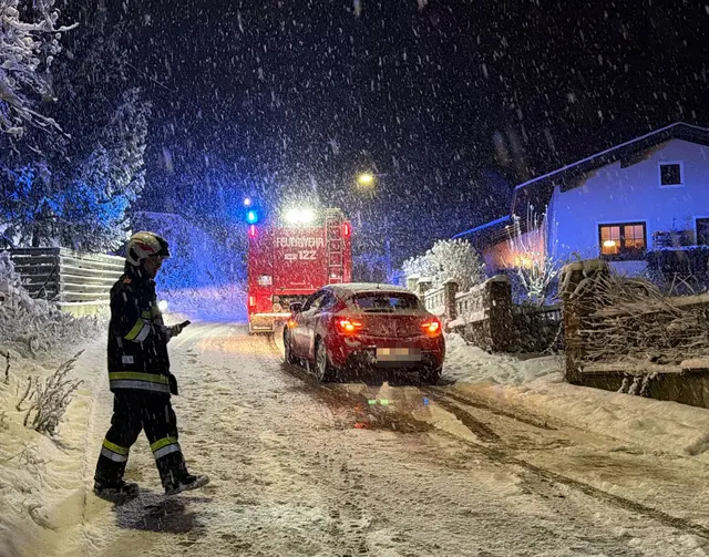 Aufgrund der Schneefahrbahn konnten mehrere Autos die Strecke nicht mehr passieren.  | Foto: DOKU NÖ