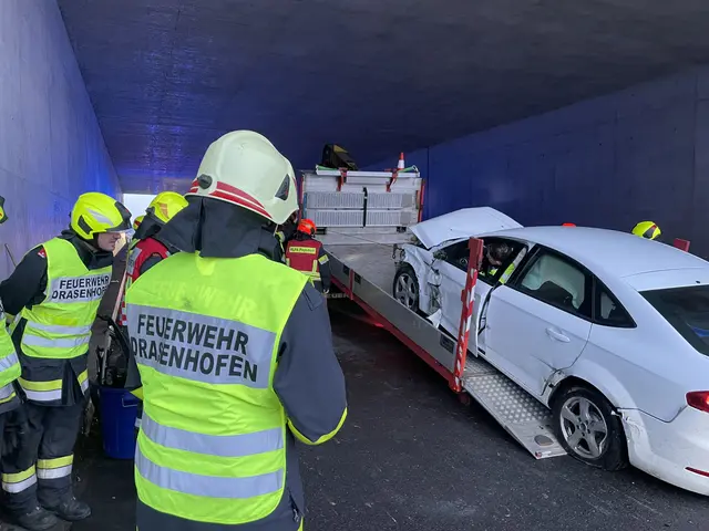Ein PKW kollidierte mit der Leitschiene und kam fahruntüchtig unter einer Wildbrücke zum Stillstand. | Foto: FF Drasenhofen