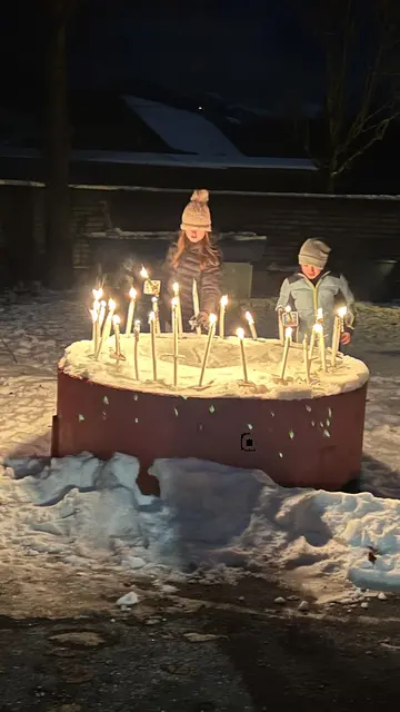 Nein, keine Torte, da steckten nur die Fackeln drinnen. | Foto: Albrecher