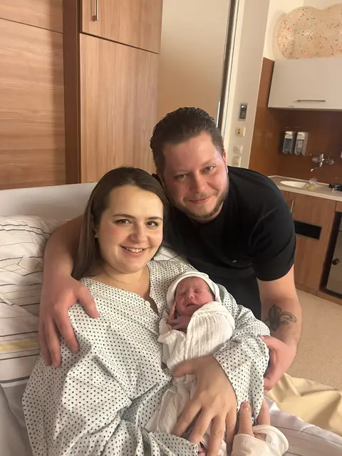Neujahrsbaby Dzeneta mit ihren Eltern Jalila und Dzenis Pajalic.  | Foto: SALK